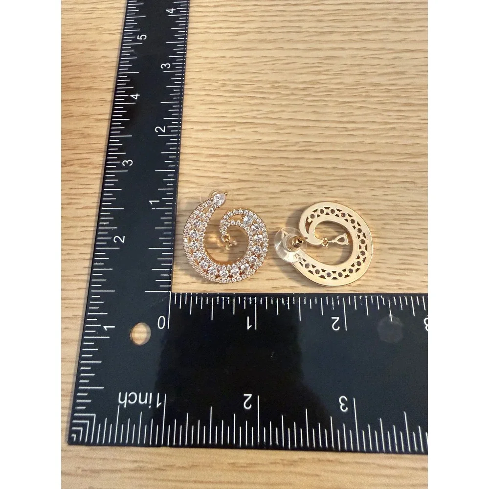 Unbranded gold tone